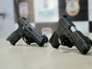 Imagem da notícia - Homem investigado por integrar grupo criminoso é preso com armas e munições no bairro Parque Dez de Novembro