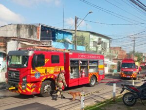 Imagem da notícia - Corpo de Bombeiros impede propagação de incêndio em residência no bairro da Raiz