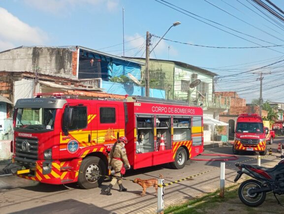 Corpo de Bombeiros impede propagação de incêndio em residência no bairro da Raiz