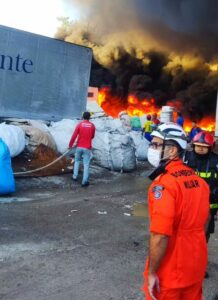 Imagem da notícia - Em menos de 30 minutos, bombeiros combatem incêndio de grande proporção em fábrica de gerenciamento de resíduos