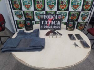 Imagem da notícia - PMAM prende três pessoas com armas, munições e colete balístico