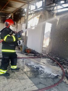 Imagem da notícia - Corpo de Bombeiros combate incêndio em residência no bairro Dom Pedro