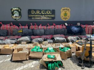 Imagem da notícia - Operação prende trio e apreende 2,8 toneladas de drogas, armamentos e uma lancha