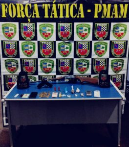 Imagem da notícia - Em Boa Vista dos Ramos, Forças de Segurança prendem dois homens por tráfico de drogas e porte ilegal de arma de fogo