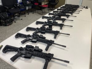 Imagem da notícia - Policiais da PMAM E PC-AM participam de curso para manusear novo armamento das Forças de Segurança