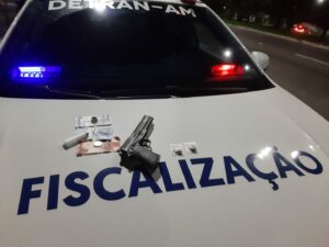 Imagem da notícia - Detran-AM: Fiscalização prende dois homens por posse de simulacro de arma de fogo e entorpecentes