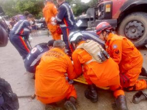 Imagem da notícia - Com trabalho técnico minucioso, bombeiros resgatam homem preso embaixo da roda de caçamba