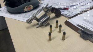 Imagem da notícia - PMAM prende homem por porte de arma e munições no bairro Lagoa Verde, zona sul de Manaus