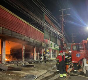Imagem da notícia - Em Manacapuru, Corpo de Bombeiros combate incêndio de grande proporção em supermercado