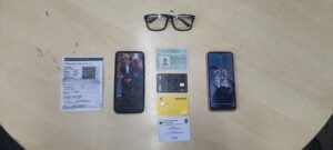 Imagem da notícia - Policiais militares prendem homem após roubo aos passageiros em transporte coletivo