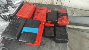 Imagem da notícia - Base Arpão 1: PMAM apreende mais de 20 kg de cocaína escondidos na praça de máquina de embarcação