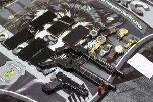 Imagem da notícia - Forças de Segurança prendem oito envolvidos em roubos a ônibus e apreendem armas, celular e joias