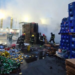 Imagem da notícia - Corpo de Bombeiros combate incêndio de grande proporção em fábrica de bebidas