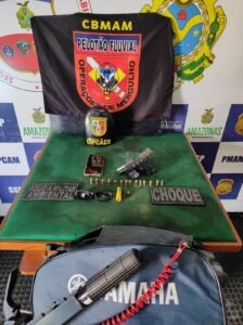 Imagem da notícia - Policiais da Base Arpão 1 e 5° BPM apreendem armamento, munições e embarcação em Coari 