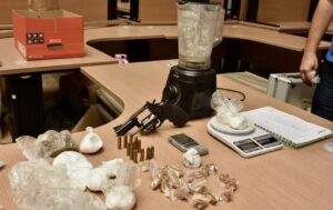 Imagem da notícia - Polícia Civil prende homem próximo ao Terminal 1 com maconha, cocaína e outros tipos de drogas, arma e munições