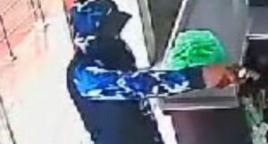 Imagem da notícia - Polícia Civil divulga imagem de trio procurado por roubar R$ 1,5 mil de supermercado em Silves