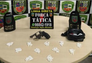 Imagem da notícia - Polícia Militar do Amazonas apreende arma de fogo e 110 pinos de droga durante patrulhamento na zona sul