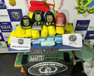 Imagem da notícia - Base Arpão 1: PMAM apreende mais de 78 kg de drogas escondidas em caixas de bolacha e malas