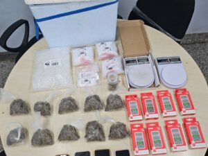 Imagem da notícia - Polícia Civil prende homem com drogas, material para armazenamento e balanças de precisão no bairro Lírio do Vale