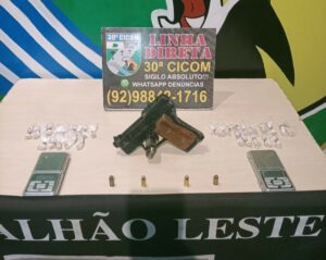 Imagem da notícia - PMAM prende dupla com arma e 30 porções de oxi e captura foragido com moto roubada