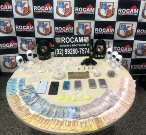 Imagem da notícia - Polícia Militar do Amazonas prende jovem com 124 trouxinhas de oxi, câmeras de monitoramento e dinheiro do tráfico