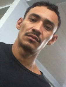 Imagem da notícia - PC-AM divulga imagem de casal procurado por extorquir R$ 30 mil de pai e filho em sequestro relâmpago