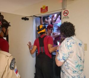 Imagem da notícia - Corpo de Bombeiros resgata seis turistas presos em elevador de hotel no Centro de Manaus
