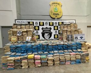 Imagem da notícia - Polícia Civil apreende haxixe e maconha avaliados em R$ 24 milhões escondidos em “caleta submarina”