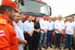 Imagem da notícia - Governador Wilson Lima entrega drones que despejam água e viaturas de grande porte aos Bombeiros destinadas ao interior do Amazonas