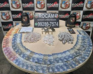 Imagem da notícia - Polícia Militar do Amazonas prende mulher com mais de 380 porções de drogas escondidas em banca de camelô