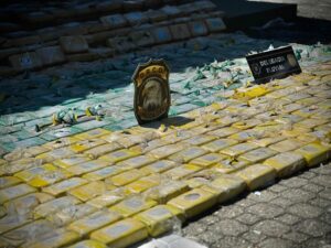 Imagem da notícia - PC-AM prende quatro estrangeiros em embarcação no rio Solimões com 1,5 tonelada de cocaína e maconha 