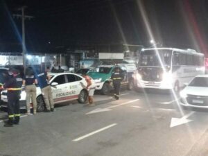 Imagem da notícia - PMAM e Detran-AM liberam avenida interditada por ‘paredões’ de veículos e multidão em festa clandestina