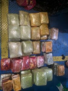 Imagem da notícia - Em Tefé, PMAM prende trio e apreende adolescente com 92 kg de drogas em embarcação