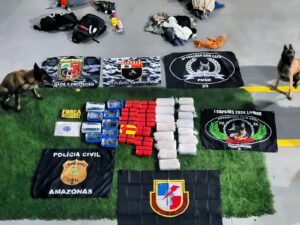 Imagem da notícia - Base Arpão 3: Cadela policial encontra 40 quilos de drogas em bagagens