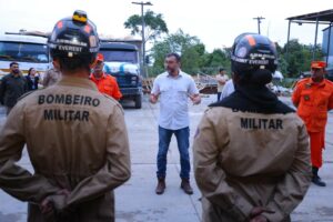 Imagem da notícia - Governador Wilson Lima acompanha trabalho do Corpo de Bombeiros no combate a incêndio em fábricas de Manaus