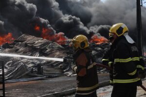 Imagem da notícia - Governo do Amazonas monta força-tarefa para combater incêndio de grandes proporções em Manaus