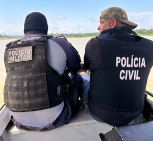 Imagem da notícia - Polícias Civil, Militar e GCM localizam helicóptero de transporte de drogas que caiu às margens de lago em Juruá