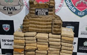 Imagem da notícia - Polícia Civil prende homem em flagrante com 51 tabletes de maconha avaliados em R$ 500 mil, no Porto de Jutaí