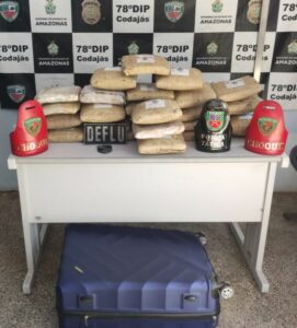 Imagem da notícia - Operação Fronteira Mais Segura: mulher é presa com 25 tabletes de skunk em embarcação