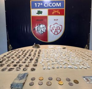 Imagem da notícia - PMAM prende um homem e uma mulher e apreende mais de 30 porções e 200 trouxinhas de entorpecentes