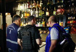 Imagem da notícia - Central Integrada de Fiscalização encontra adolescentes e medicamentos em adegas e bares de Manaus