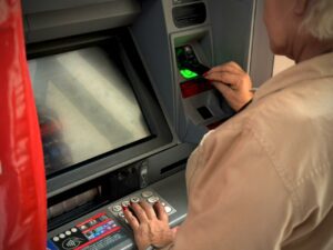 Imagem da notícia - Polícia Civil alerta idosos sobre golpes e reforça atenção nas agências bancárias