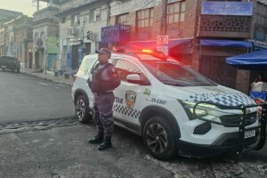 Imagem da notícia - Operação Natal Mais Seguro: PMAM prende trio com mais de 100 trouxinhas de drogas em banca de bebidas