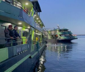 Imagem da notícia - Base Arpão 2: Policiais militares e do Corpo de Bombeiros realizam parto emergencial no interior de uma embarcação