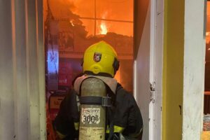 Imagem da notícia - Bombeiros combatem incêndio em bar no bairro Nossa Senhora das Graças