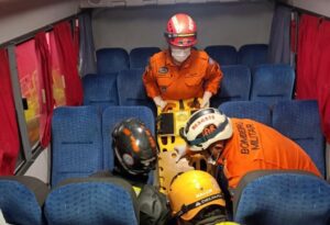 Imagem da notícia - CBMAM resgata 10 vítimas após colisão entre micro-ônibus e ônibus na Cidade Nova, em Manaus