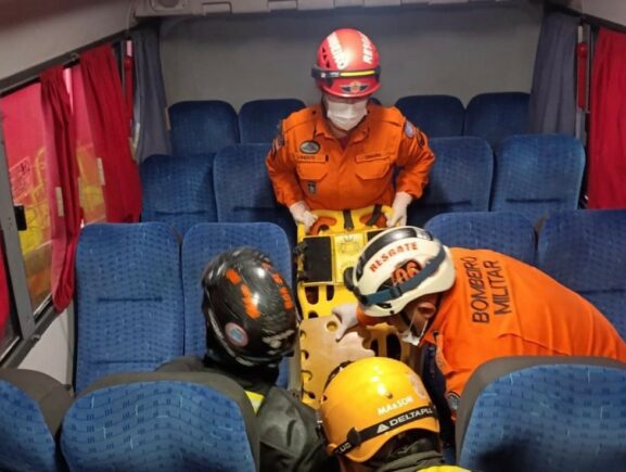 CBMAM resgata 10 vítimas após colisão entre micro-ônibus e ônibus na Cidade Nova, em Manaus