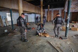 Imagem da notícia - Operação Impacto: Forças de Segurança realizam patrulhas fluviais e em prédios no Centro de Manaus