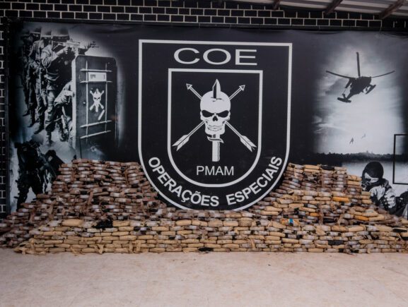 PMAM apreende 1 tonelada de drogas e cinco armas de fogo em duas ocorrências no Rio Negro