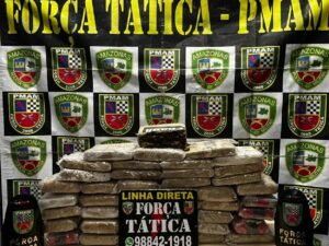 Imagem da notícia - PMAM apreende mais de 40 tabletes de droga escondidos em carro transportado em caminhão cegonha